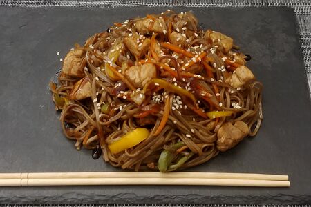 Лапша Soba со свининой в соусе тонкацу