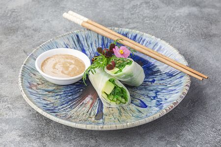 Спринг-ролл с чукой, овощами и ореховым соусом