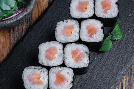 Хосомаки ролл с лососем