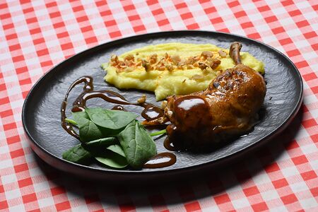 Куриная ножка конфи с картофельным кремом