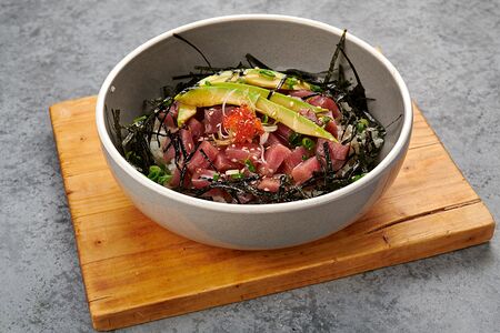 Донбури с тунцом и авокадо