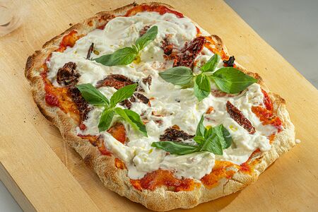 Пицца Страчателла с вялеными томатами