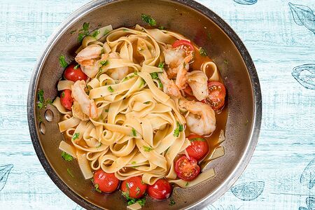 Паста с креветками в соусе Том Ям