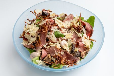 Салат с ростбифом из конины, грибами и заправкой из копченого сыра