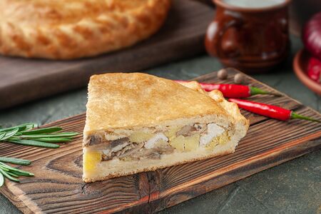 Пирог с куриным филе, картофелем и шампиньонами