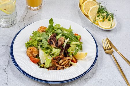 Салат Авокадо с морепродуктами