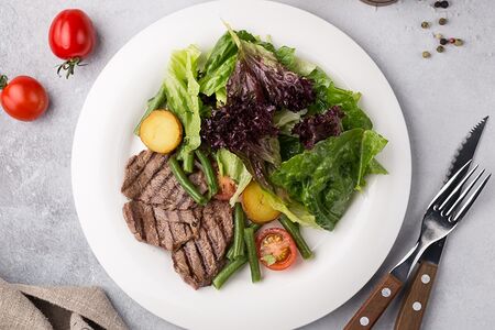 Теплый салат с говядиной