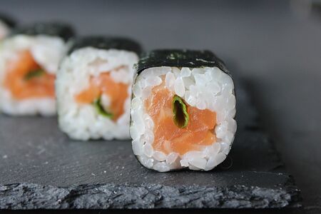Ролл с копчёным лососем