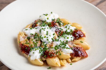 Конкилье с угрем и вялеными томатами