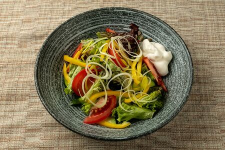 Салат из свежих овощей с майонезом