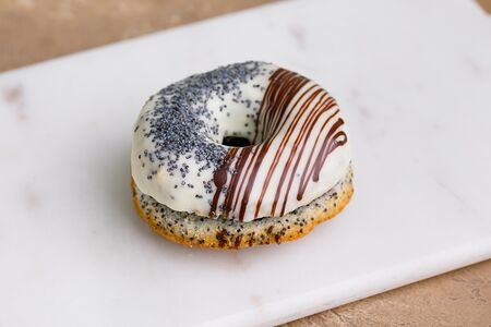 Пончик мак-лимон-черника