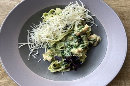 Паста Тальятелле с сёмгой, шпинатом и соусом песто