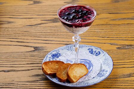 Ряженка с гранолой и черничным конфитюром