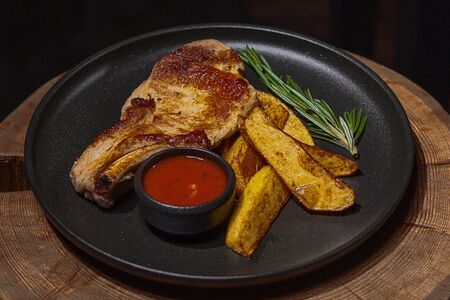 Стейк из свинины с томатной сальсой