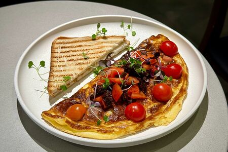 Омлет с беконом, моцареллой и сырным тостом