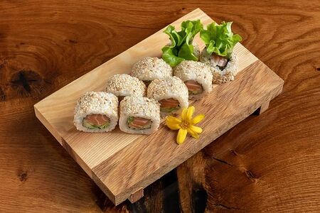 Ролл Аляска в кунжуте