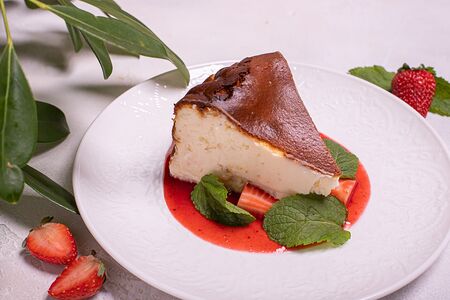 Чизкейк Сан Себастьян с клубничным кули