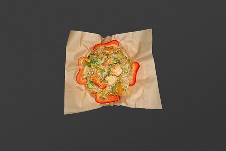 Вок с пшеничной лапшой и креветками