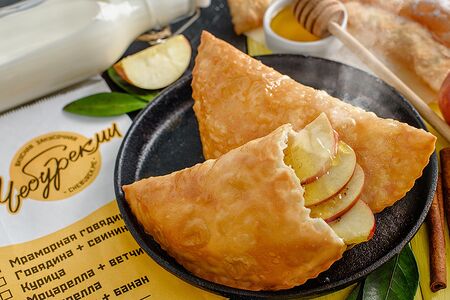 Чебурек с яблоком, медом и корицей