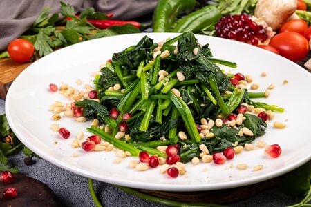 Салат из шпината с кедровым орехом