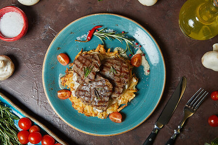 Медальоны из говядины на драниках