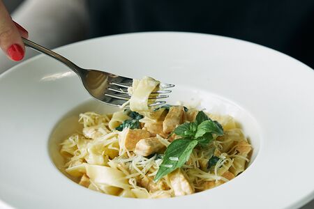 Паста с лососем и свежим шпинатом