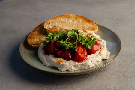 Печеные томаты с перцем и выдержанным мацони