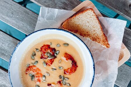 Тыквенный суп с креветками и теплой булочкой бриошь