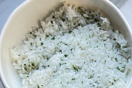 Жасминовый рис с петрушкой и зеленым маслом