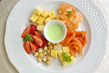 Тарелка закусок под белое вино