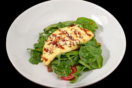 Салат с сыром халуми