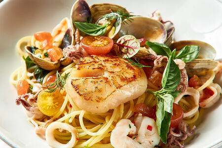 Спагетти с морепродуктами и томатным соусом