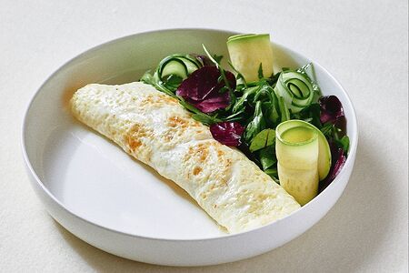 Омлет с зеленым салатом и тамбовским окороком