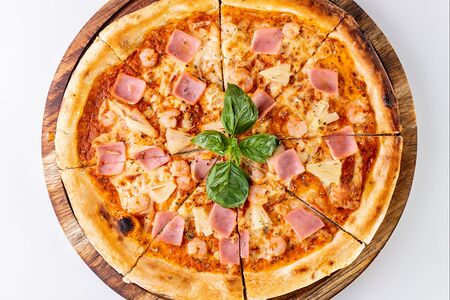 С креветками, ветчиной и ананасами