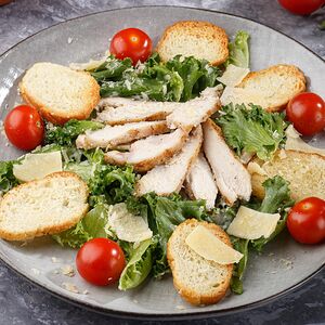 Салат Цезарь с курицей