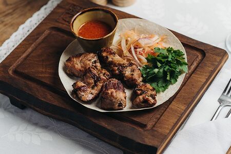 Шашлык из свинины с пряным томатным соусом на тонком лаваше