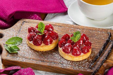 Тарталетка с малиной