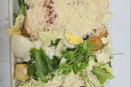 Салат Цезарь с куриной грудкой