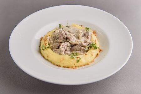 Бефстроганов из телятины в сливочном соусе с картофельным пюре