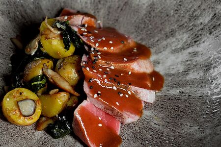 Стейк из тунца с картофелем бейби и вешенками