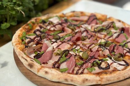 Пицца мясное ассорти с соусом сальса верде