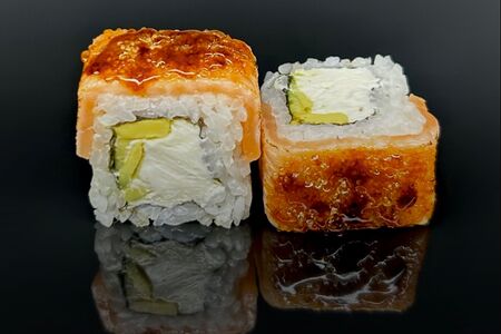 Ролл Филадельфия с авокадо и карамелью