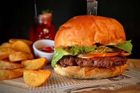 Бургер BBQ с картофелем по-деревенски