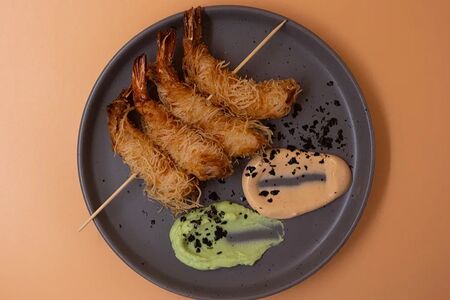 Креветки, обжаренные в тесте катаифи