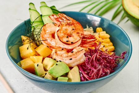 Поке с креветками и манго