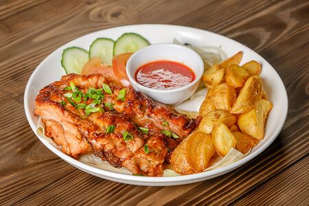 Шашлык из куриной грудки и картофель по-деревенски