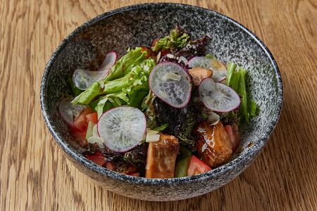 Салат с форелью терияки