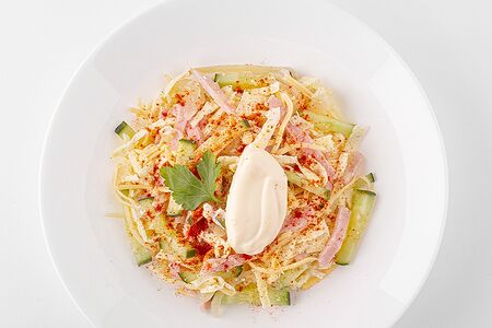 Салат с ветчиной и яичным омлетом