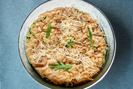 Паста орзо с тремя видами грибов