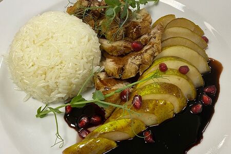 Утиное филе с томленой грушей в ягодном соусе